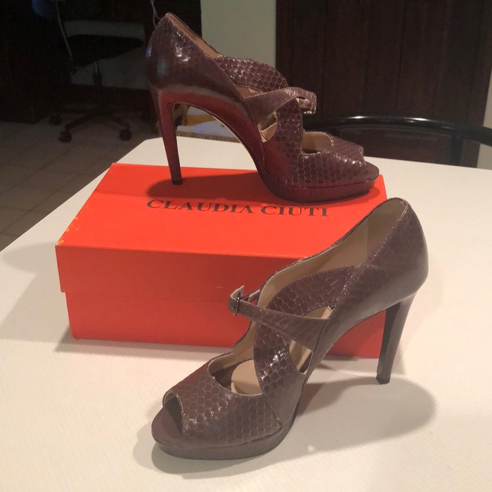 Snake skin embossed shoes by Claudia Ciuti....